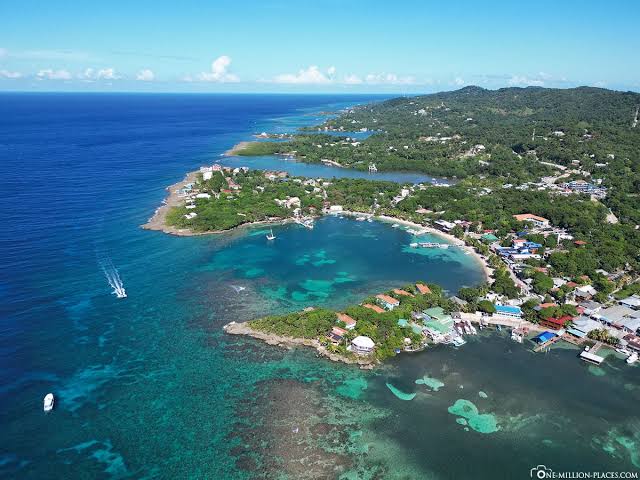 Aerial view of Half Moon Bay and Roatán coastline